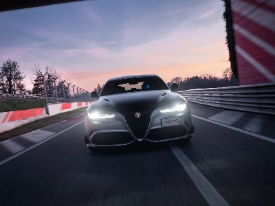 Giulia Quadrifoglio Luna Rossa takes to the track