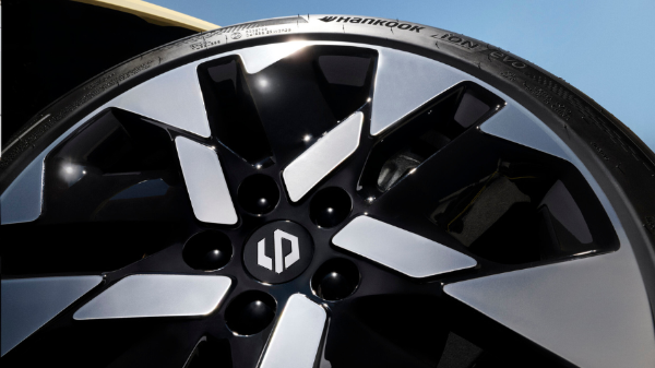 Close-up of a silver and black car wheel with a Hankook tyre and logo in the centre.